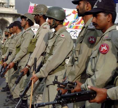 Pákistánská armáda je připravena demonstrantům čelit se zbraní v ruce