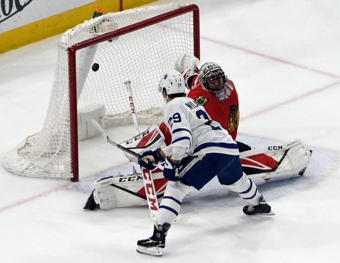 Útočník Toronta William Nylander proměňuje trestné střílení v prodloužení duelu s Chicagem