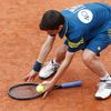 Sběrač sbírá raketu Francouze Monfilse na French Open 2013