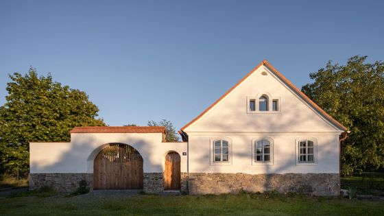 Toužili po tichu a přírodě. Staré venkovské stavení proměnili v útulný a krásný domov