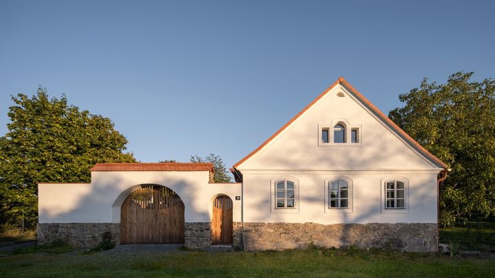Toužili po tichu a přírodě. Staré venkovské stavení proměnili v útulný a krásný domov; Zdroj foto: Tomáš Dittrich
