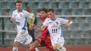 Fotbalista Dukly Praha Jan Svatonský v souboji s Dominikem Krautem (vlevo) a Lukášem Droppou v utkání proti Baníku Ostrava ve 14. kole Gambrinus ligy 2012/13.