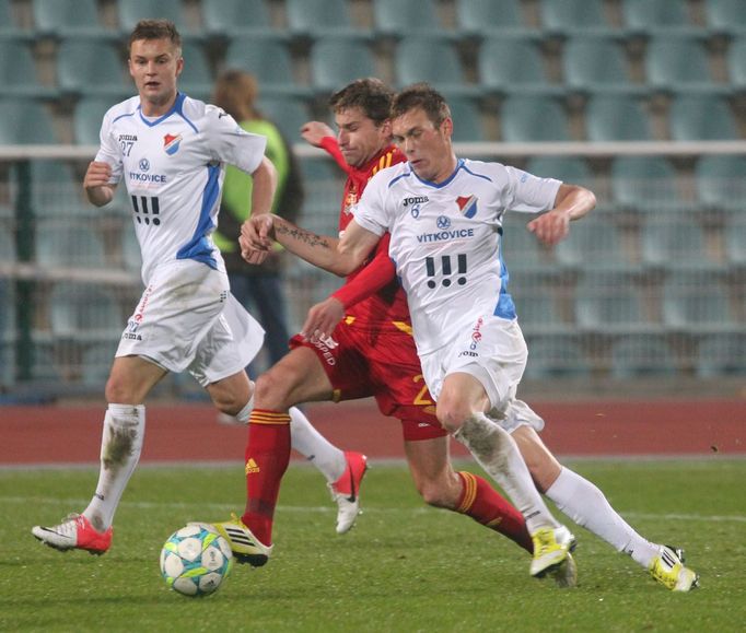 Fotbalista Dukly Praha Jan Svatonský v souboji s Dominikem Krautem (vlevo) a Lukášem Droppou v utkání proti Baníku Ostrava ve 14. kole Gambrinus ligy 2012/13.