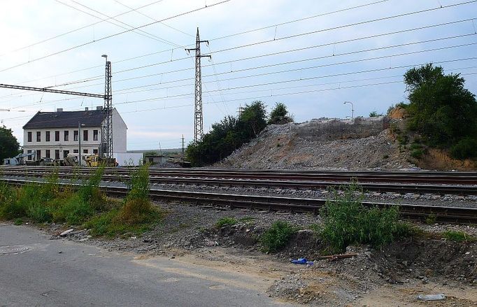 Tudy měly nad tratí projíždět tisíce aut. Teď se tlačí přes přejezd necelý kilometr odtud