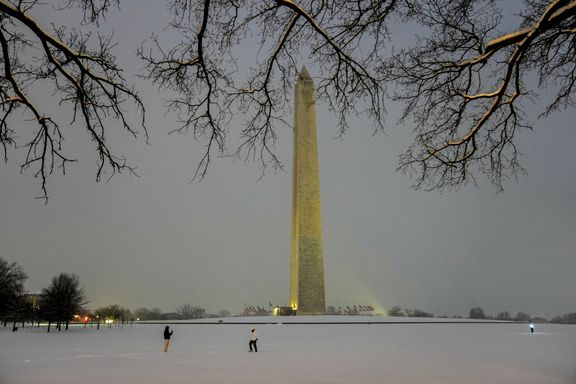 Lidé procházejí poblíž Washingtonského památníku během zimní sněhové bouře ve Washingtonu, 6. ledna.