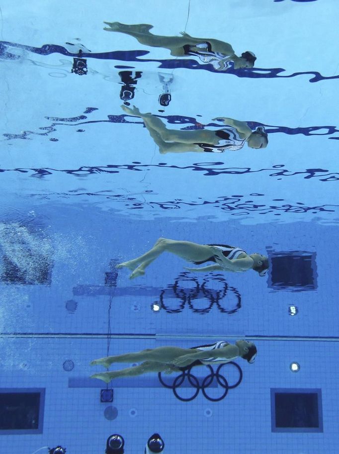 Podvodní pohled na japonské aquabely při olympijském finále v synchronisovaném plavání.