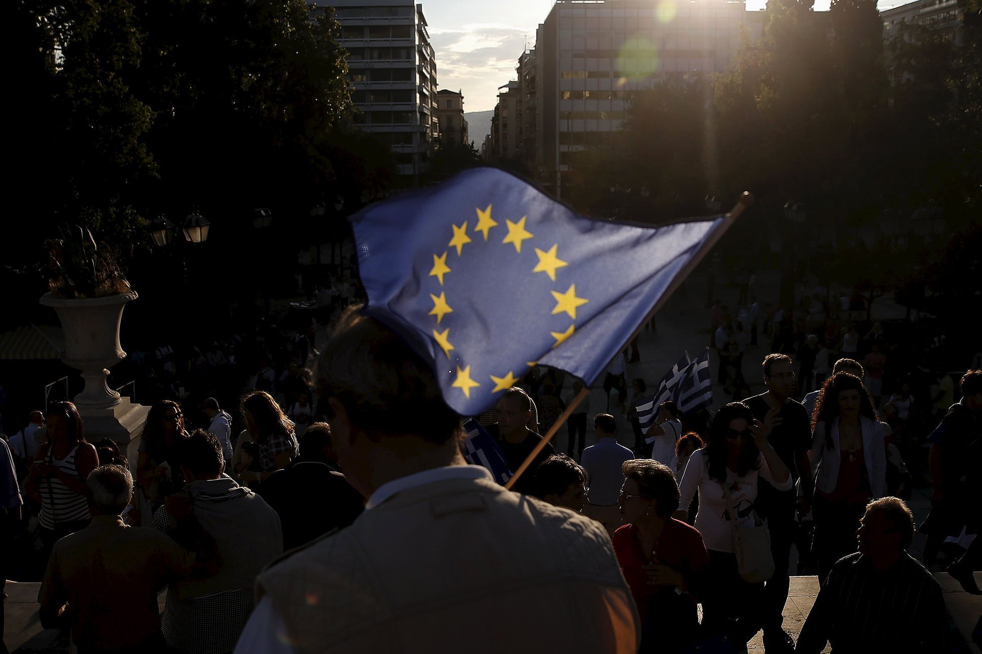 Proevropsky smíšlející Řekové mávají unijními vlajkami na demonstraci na podporu úsporných opatření