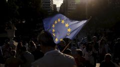 Proevropsky smíšlející Řekové mávají unijními vlajkami na demonstraci na podporu úsporných opatření