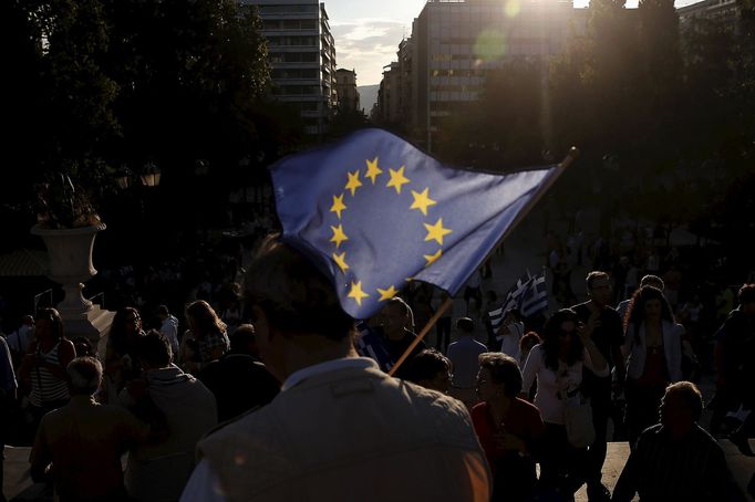 Proevropsky smíšlející Řekové mávají unijními vlajkami na demonstraci na podporu úsporných opatření.