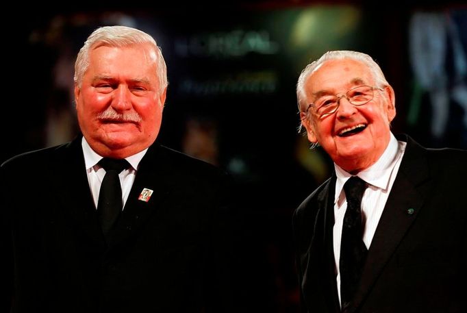 Lech Walesa s Andrzejem Wajdou na loňském festivalu v Benátkách, kde měl film Walesa: člověk naděje premiéru.