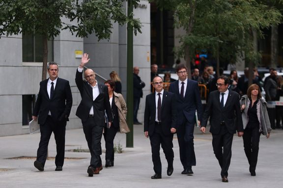 Zbytek členů bývalé katalánské vlády přichází na soudní slyšení v Madridu. 