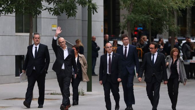 Sesazení katalánští lídři před budovou soudu v Madridu.