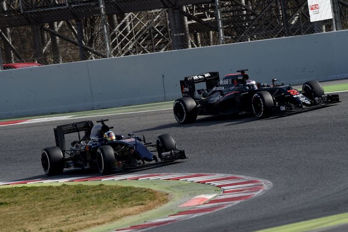 Testy F1 2016, Barcelona I: Carlos Sainz, Jr., Toro Rosso (55) a Jenson Button, McLaren