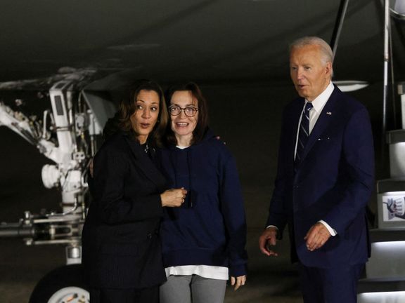 Alsu Kurmaševová na svobodě. Po přistání na americké půdě ji po výměně vězňů přivítal prezident Joe Biden s viceprezidentkou Kamalou Harrisovou.