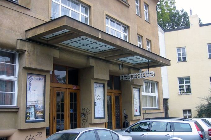 Vest Pocket Revue měla premiéru v Umělecké besedě, dnešním Divadle Na Prádle v pražské Besední ulici.