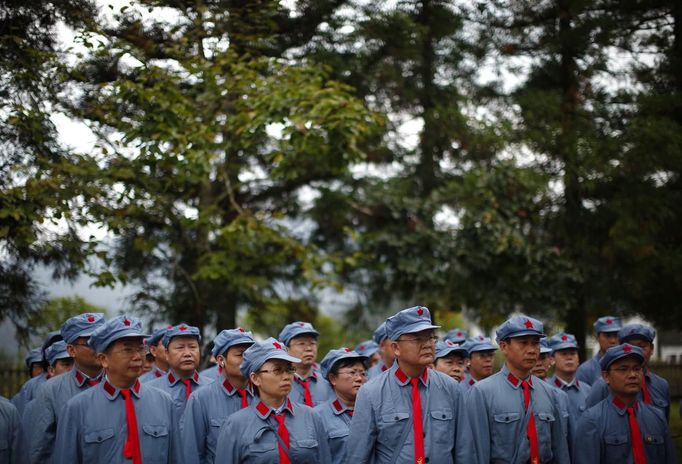 Mid-level government officials dressed in red army uniforms listen to a lesson as they visit an old house where former Chinese leader Mao Zedong used to live, during a five-day training course at the communist party school called China Executive Leadership Academy of Jinggangshan, in Jiangxi province September 21, 2012. China Executive Leadership Academy was established in 2005 by the Central Committee of the Communist Party of China, after the 16th Communist Party Congress in 2002. By the end of August 2012, the academy has held 789 training classes for almost 40,000 people. During the course, trainees listen and sing revolutionary songs, visit old revolutionary sites and review historical communist materials. China has yet to announce the starting date for the 18th Communist Party Congress, China's biggest political meeting in a decade, which will see the transfer of power from President Hu Jintao and Premier Wen Jiabao to a new generation. REUTERS/Carlos Barria (CHINA - Tags: POLITICS SOCIETY) Published: Zář. 21, 2012, 3:22 odp.