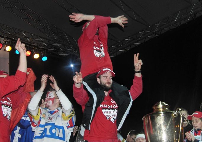 Brankář Martin Růžička předvádí na Janu Starém svou rychlou rozcvičku před zákrokem. Kolikrát jen to zakroužení pažemi diváci v play off viděli?