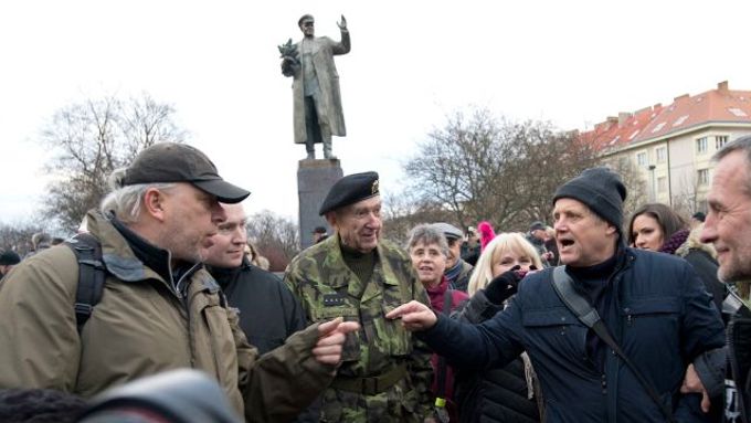 Hádka lidí u sochy maršála Koněva, kterou nechala předloni Praha 6 odstranit.