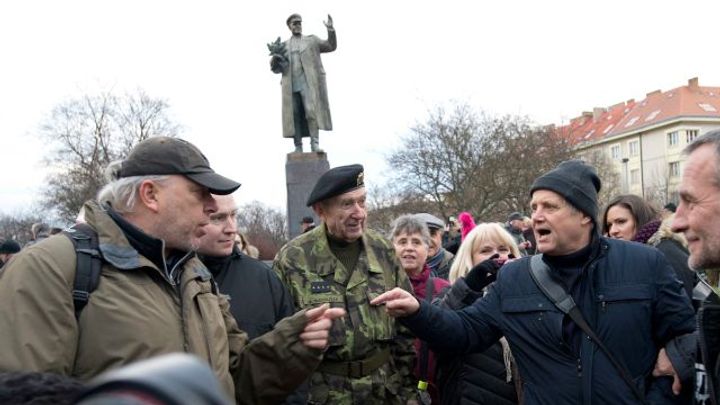 Tady není Rusko, křičeli u pomníku odpůrci Koněva. Podpořit je přišel i Novotný