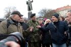 Intenzita nenávistných projevů v Česku roste, extremisty spojila kauza Koněvovy sochy