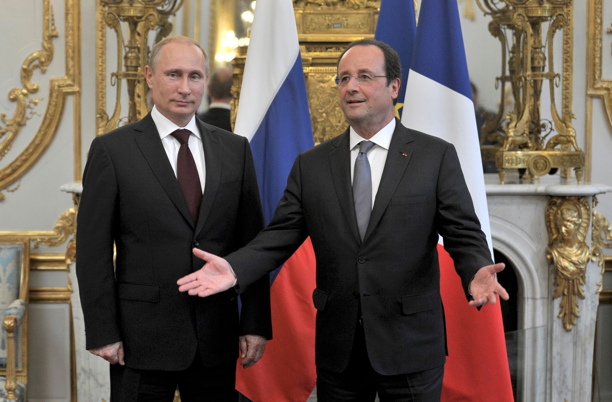 Russian President Vladimir Putin welcomed by France's President Hollande at the Elysee Palace in Paris