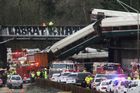 Vykolejený vlak u Seattlu jel příliš rychle. Tři lidé zemřeli, zraněných jsou desítky