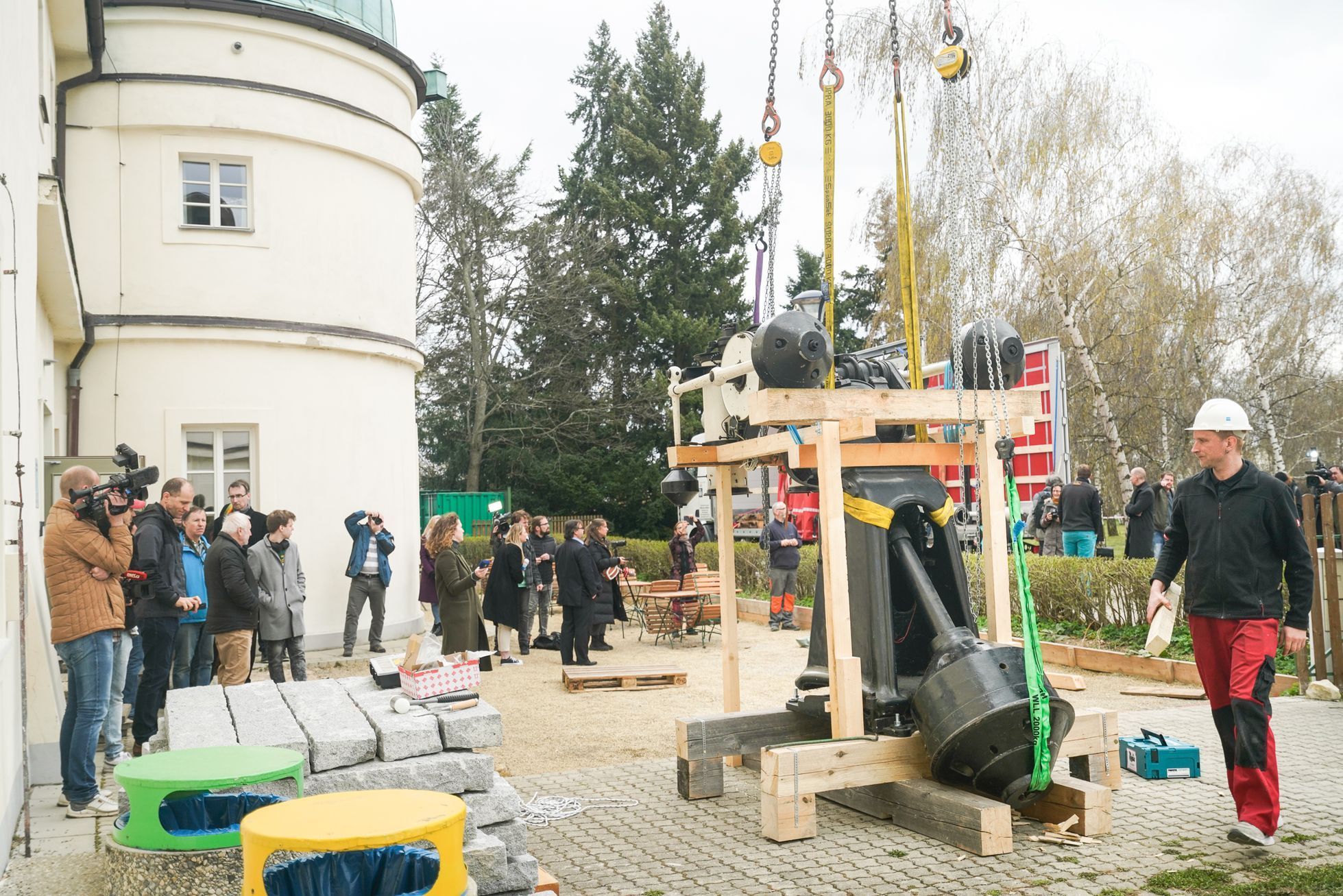 Fotogalerie / Štefánikova hvězdárna / Tak vypadalo demontování největšího dalekohledu Štefánikovy hvězdárny / 6. 4. 2022 / Praha
