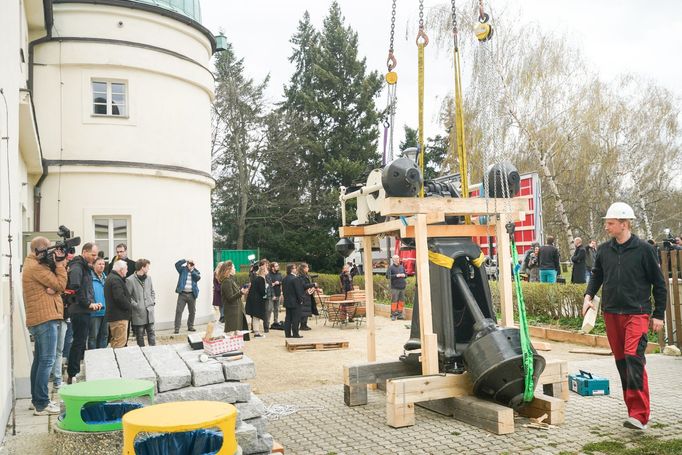 Demontování největšího dalekohledu Štefánikovy hvězdárny. Praha, 6. 4. 2022