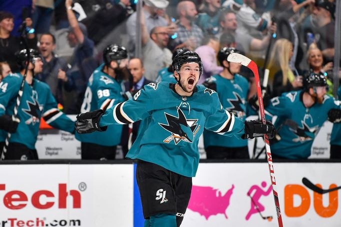 Tomáš Hertl slaví gól v sedmém utkání proti Vegas.