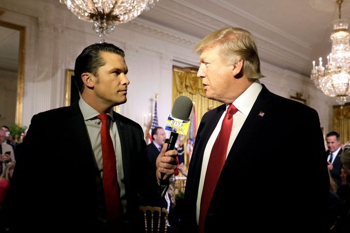 Novinář stanice Fox News Pete Hegseth v roce 2017, kdy nabíral rozhovor s tehdejším prezidentem Donaldem Trumpem.