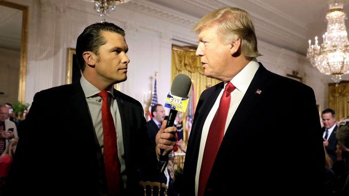 Moderátor televize Fox News Pete Hegseth zpovídá Donada Trumpa, 6. dubna 2017, Washington