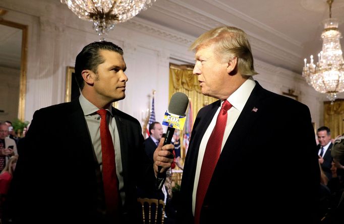 Moderátor televize Fox News Pete Hegseth zpovídá Donada Trumpa, 6. dubna 2017, Washington