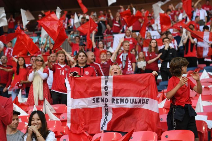 Dánští fanoušci v semifinále ve Wembley proti domácí Anglii.