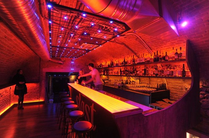 Dalším z brněnských podniků je Slast, kde si hosté při popíjení drinků mohou zakouřit také vodní dýmku.