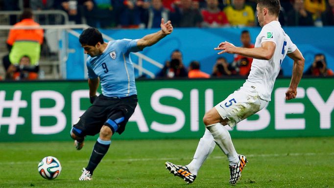 MS 2014, Anglie - Uruguay: Gary Cahill - Luis Suárez