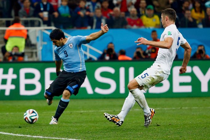 MS 2014, Anglie - Uruguay: Gary Cahill - Luis Suárez