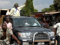 Prezidentský kandidát vládnoucí strany NPP Nana Akufo-Addo zdraví své příznivce v metropoli Akkře.