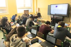 Jeden e-sešit sdílí s učitelem celá třída. Digitální výuka proniká i do českých škol