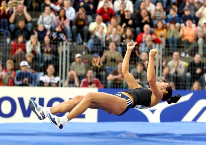 Kateřina Baďurová se ještě před dopadem na žíněnku raduje z úspěšného pokusu. Překonáním laťky ve výšce 4,61 metru poprvé posunula český národní rekord.