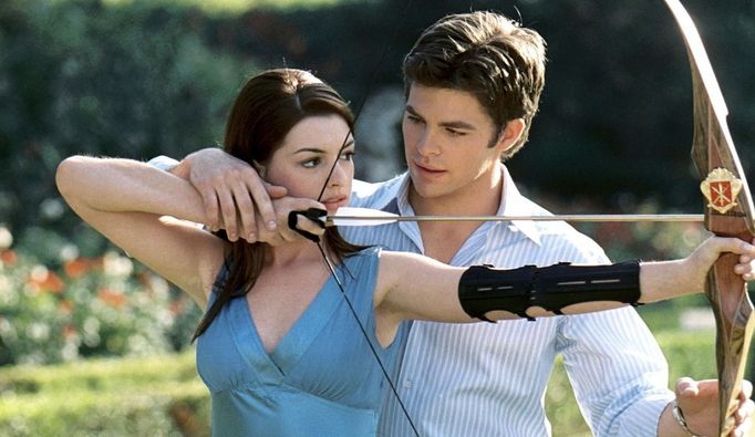 Anne Hathaway a  Chris Pine ve filmu Deník princezny 2: Královské povinnosti.