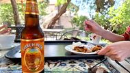 Nejlepší pivo v Izraeli? Rozhodně Taybeh! Tenhle malý rodinný pivovar provozují křesťanští palestinští Arabové ve vesnici Tajbe nedaleko Ramalláhu. Jde o první pivovar na palestinských územích, založený roku 1994. Pivovar navštívil i Jásir Arafat.
