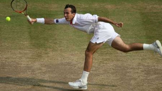 Radek Štěpánek se natahuje po míčku ve čtvrtfinále Wimbledonu.