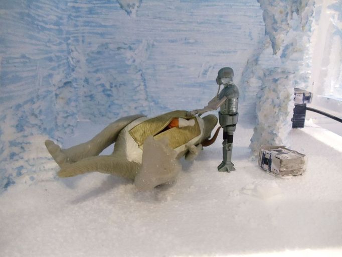 Star Wars Celebration V - Hoth Echo Base Battle diorama - removing Luke from the Tauntaun