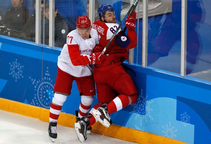 Kirill Kaprizov a Michal Vondrka v semifinále Česko - Rusko na ZOH 2018