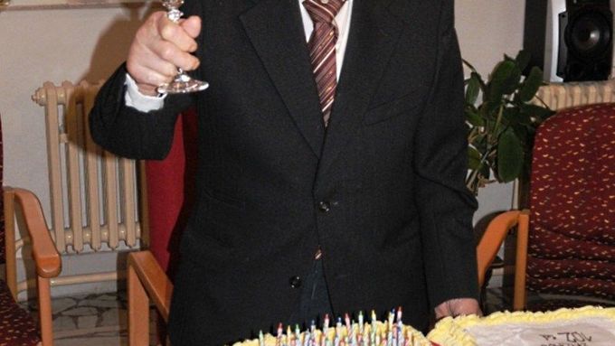 Arnošt Slovák při slavnostním přípitku na počest jeho 102. narozenin