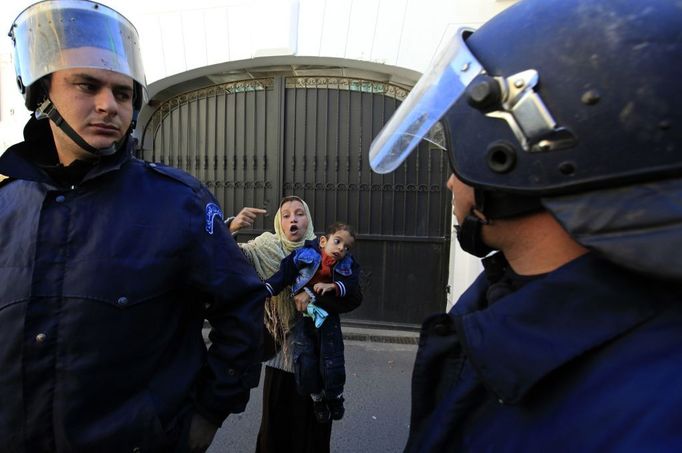 Policisté v Alžíru.