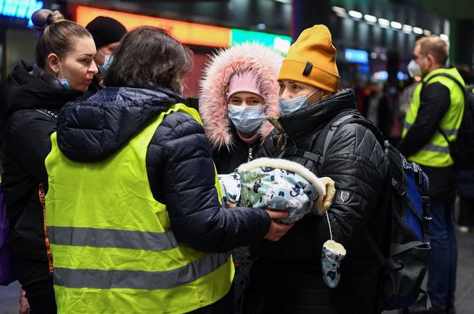 Dobrovolníci na berlínském nádraží pomáhají s těmi nejmenšími pasažéry ukrajinských rodin.