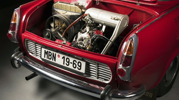 Auta s motorem vzadu nevyráběla jen Škoda. Připomeňte si pokusy ostatních automobilek