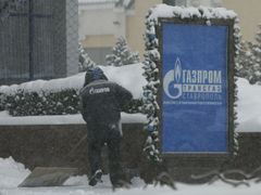 Úklid sněhu před pobočkou Gazpromu ve Stavropolu.