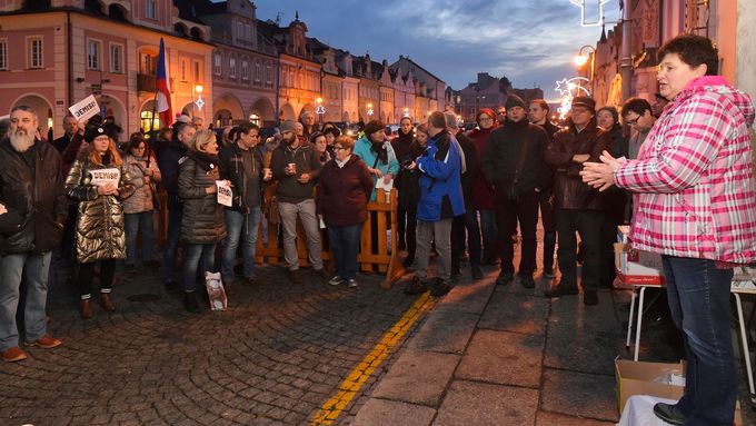Na předvánoční demonstraci proti Babišovi v Domažlicích promluvila i Jana Filipová, žena, jež se úspěšně s premiérem soudila.